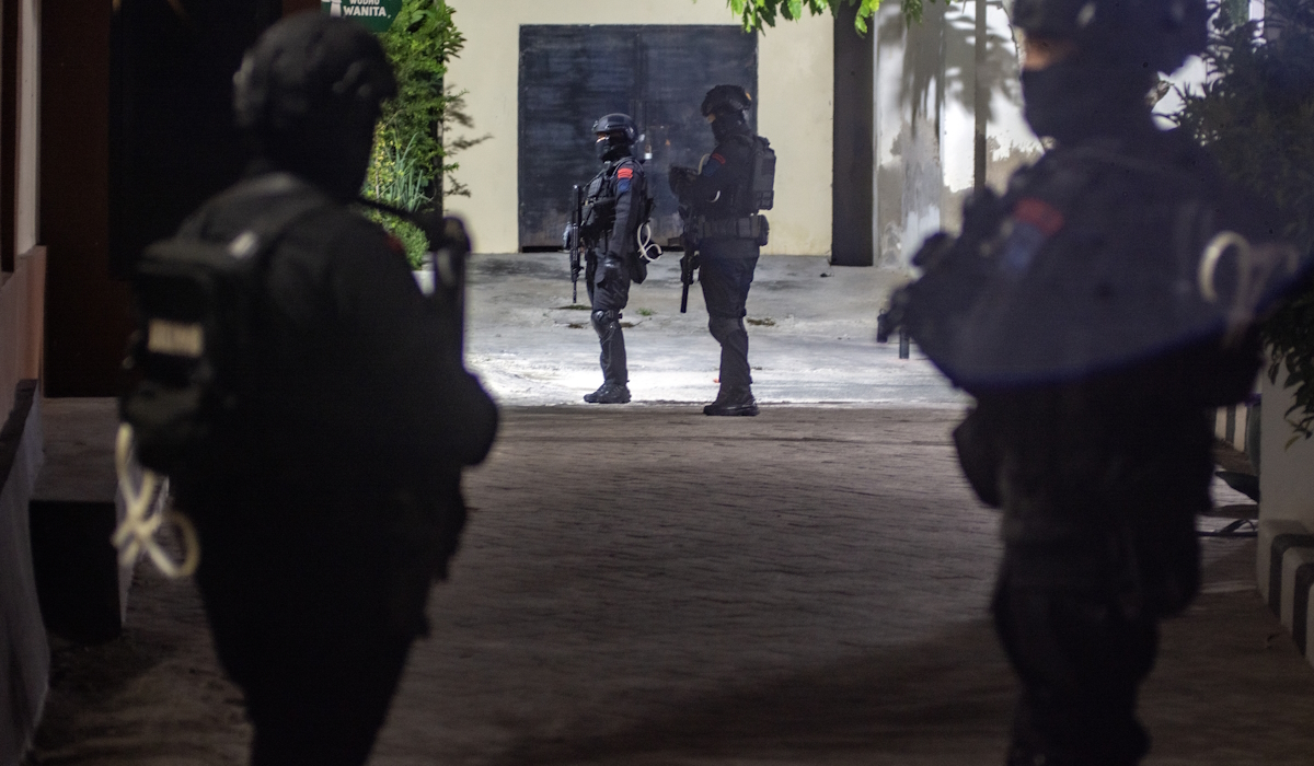 Ilustrasi: Personel Brimob dan Tim Gegana Polda Sulteng berjaga di depan sebuah rumah saat penggeledahan oleh Densus 88 Anti Teror di Palu, 