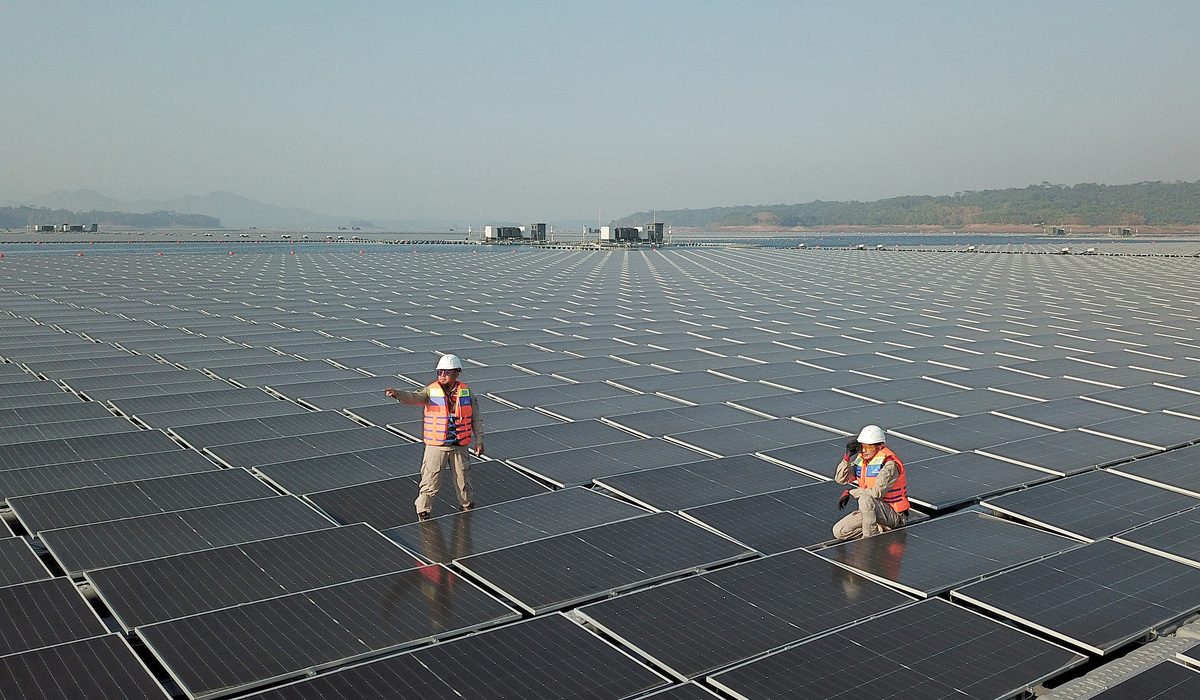 Susunan panel surya dari proyek Pembangkit Listrik Tenaga Surya (PLTS) terapung di Waduk Cirata, Purwakarta.