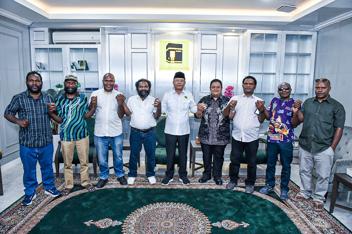 Plt Ketua Umum Partai Persatuan Pembangunan (PPP) Muhamad Mardiono (tengah).