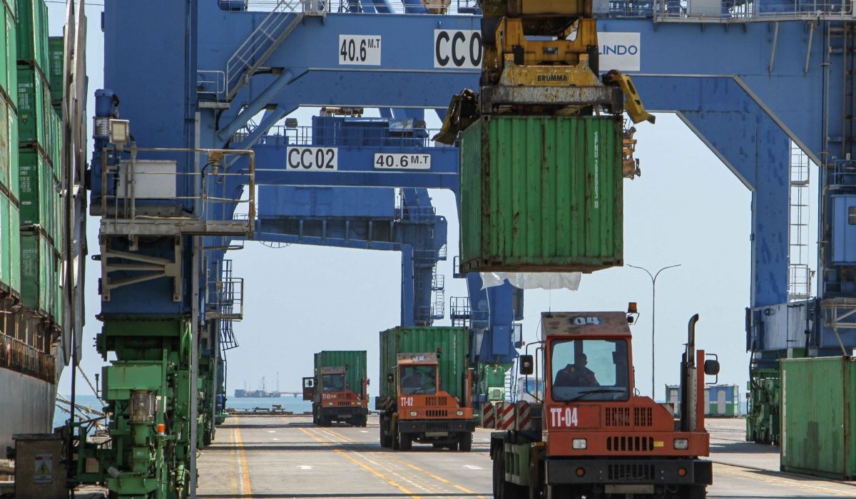 Suasana aktivitas bongkar muat peti kemas di dermaga Makassar New Port (MNP) di Makassar, Sulawesi Selatan, Jumat (22/9/2023).