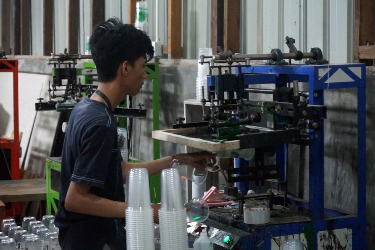 Kegiatan salah satu usaha kecil menengah yang ikut dalam Program UKM Tangguh PT Kaltim Prima Coal (KPC) di Kutai Timur, Kalimantan Timur.