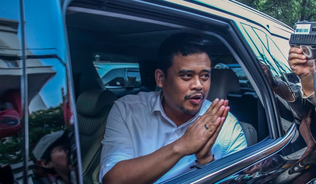 Wali Kota Medan Bobby Nasution memberi salam dari dalam mobil 