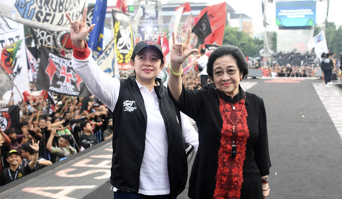 Ketua Umum PDI Perjuangan Megawati Soekarnoputri (kanan) bersama Ketua DPP PDI Perjuangan Puan Maharani (kiri)