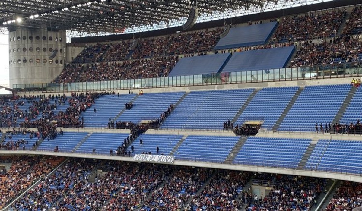 Para pendukung AC Milan meninggalkan Curva Sud sebagai protes atas performa Rossoneri pada musim ini.