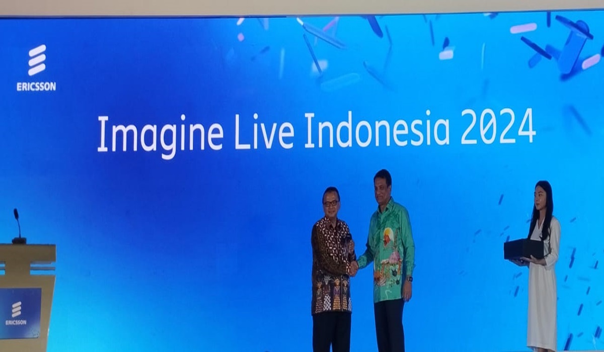 Direktur Penataan Sumber Daya Ditjen SDPPI Kementerian Kominfo Denny Setiawan bersama Kepala Ericsson Indonesia Krishna Patil.