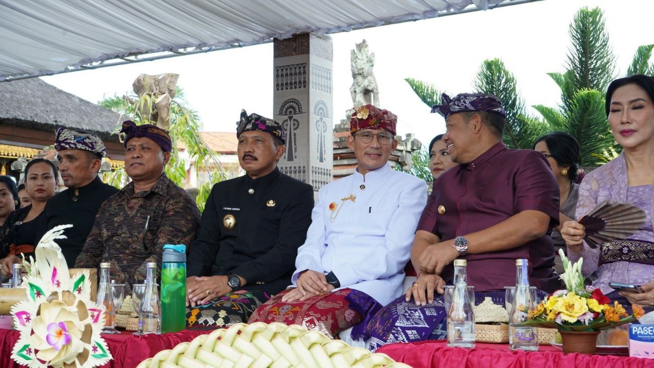 Menparekraf Sandiaga Salahuddin Uno dan Pj Bupati Klungkung I Nyoman Jendri (kanan).
