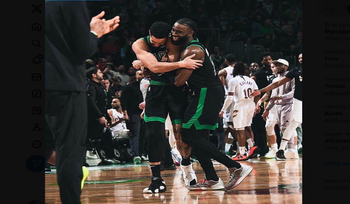 Pebasket Boston Celtics Jayson Tatum (kiri) dan Jaylen Brown melakukan selebrasi di laga playoff NBA melawan Cleveland Cavaliers.