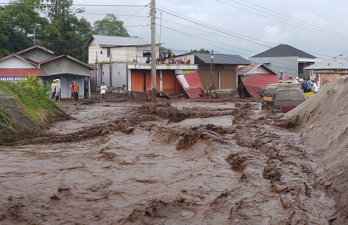 Jalan nasional antara Kota Padang ke Bukittinggi putus karena banjir lahar dingin, Minggu (12/5).