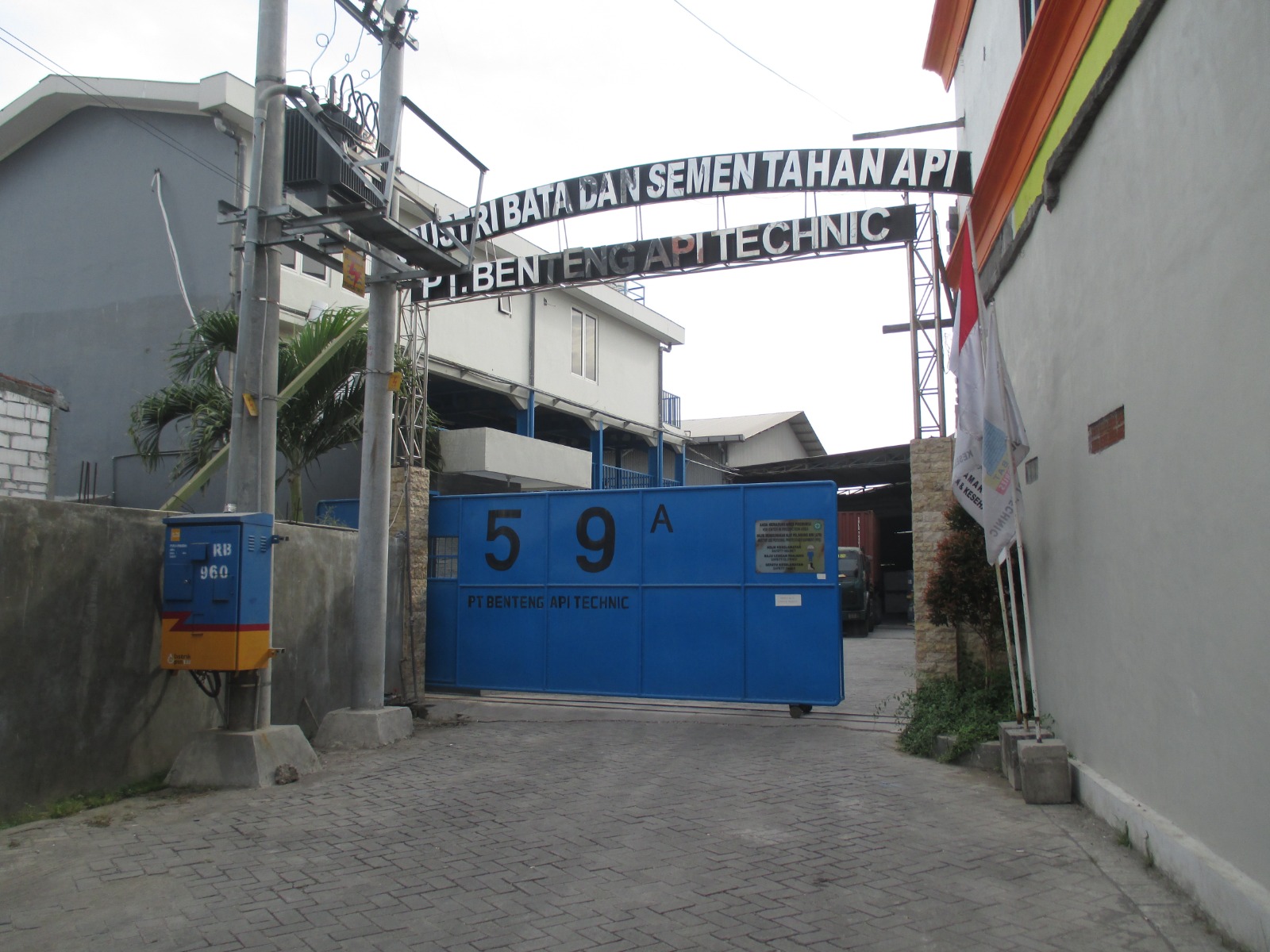 Pabrik pembuat material tahan api.