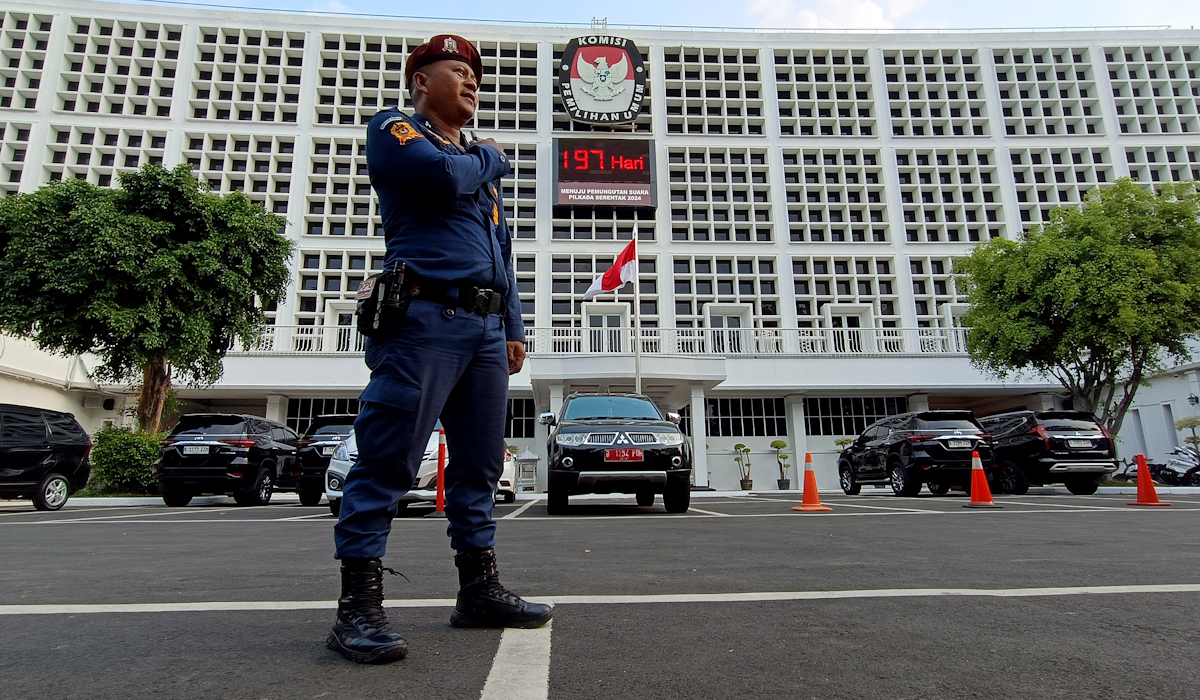 Papan elektronik berisi informasi hitung mundur pemungutan suara pilkada serentak 2024 di Gedung KPU