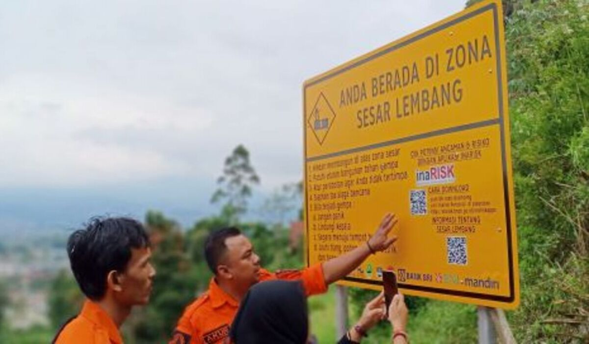 Petugas dari Badan Nasional Penanggulangan Bencana (BNPB) memasang rambu zona Sesar Lembang di Gunung Batu, Desa Langensari, Lembang.