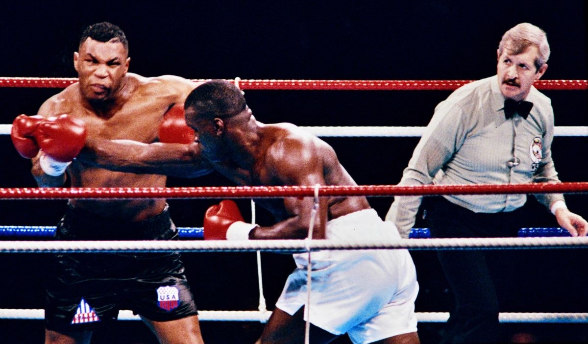 Foto yang diambil pada 11 Februari 1990 ini menunjukkan juara dunia kelas berat AS Mike Tyson bertarung melawan penantang James Douglas.