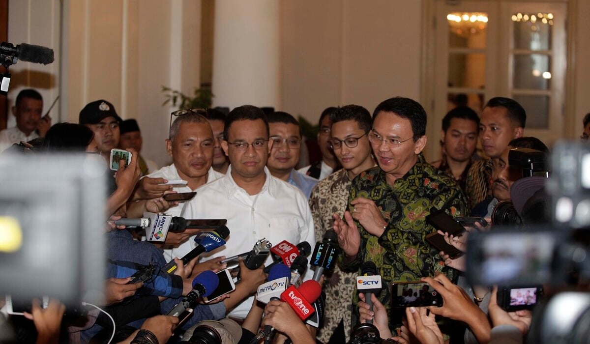 Basuki Tjahaja Purnama atau Ahok (kanan) bersamaAnies Baswedan di tahun 2017.