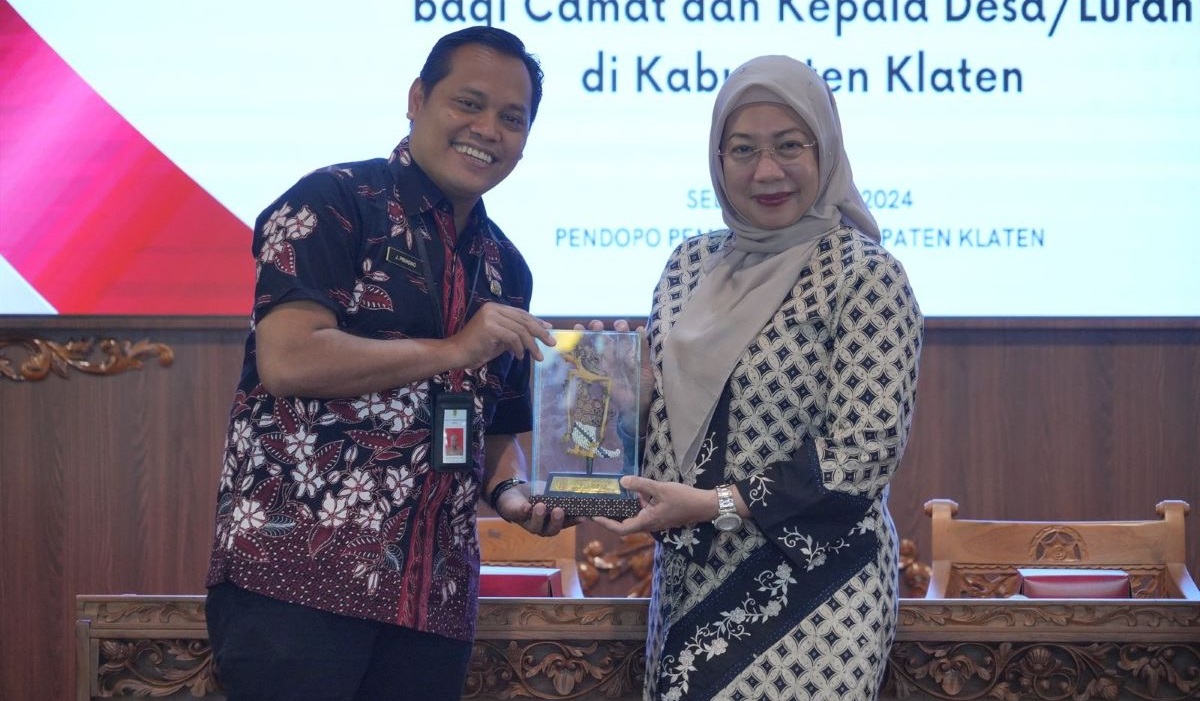 Sekda Jajang Prihono menyerahkan kenang-kenangan berupa tokoh wayang kepada Adhianti dari BPIP.