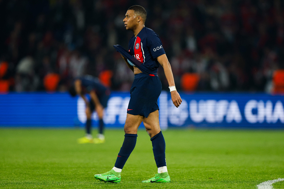 Reaksi penyerang Prancis Paris Saint-Germain #07 Kylian Mbappe di akhir pertandingan sepak bola leg kedua semifinal Liga Champions UEFA b