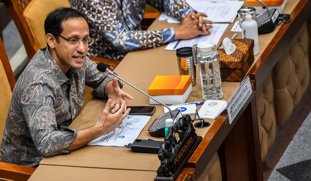 Mendikbud Ristek Nadiem Makarim mengikuti rapat kerja dengan Komisi X DPR RI