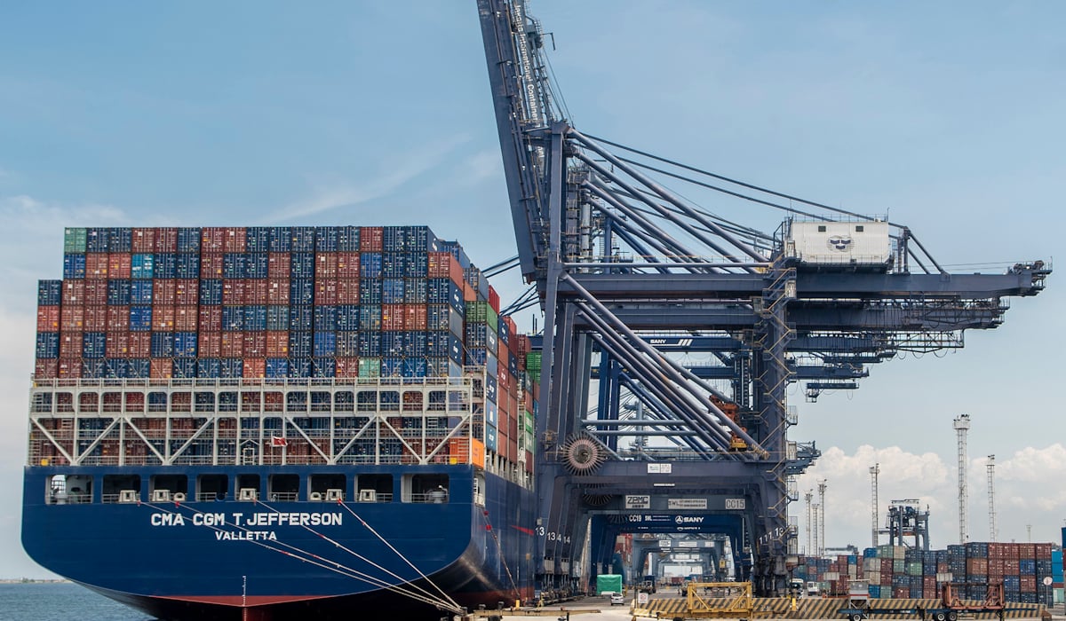 Suasana aktivitas bongkar muat peti kemas di kawasan Pelabuhan Pelindo II, Tanjung Priok, Jakarta 