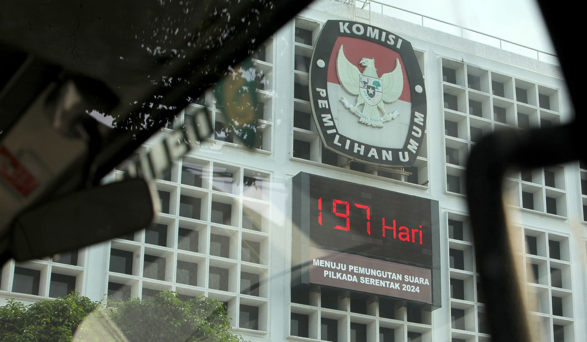 Papan elektronik berisi informasi hitung mundur pemungutan suara pilkada serentak 2024 di Gedung Komisi Pemilihan Umum (KPU).