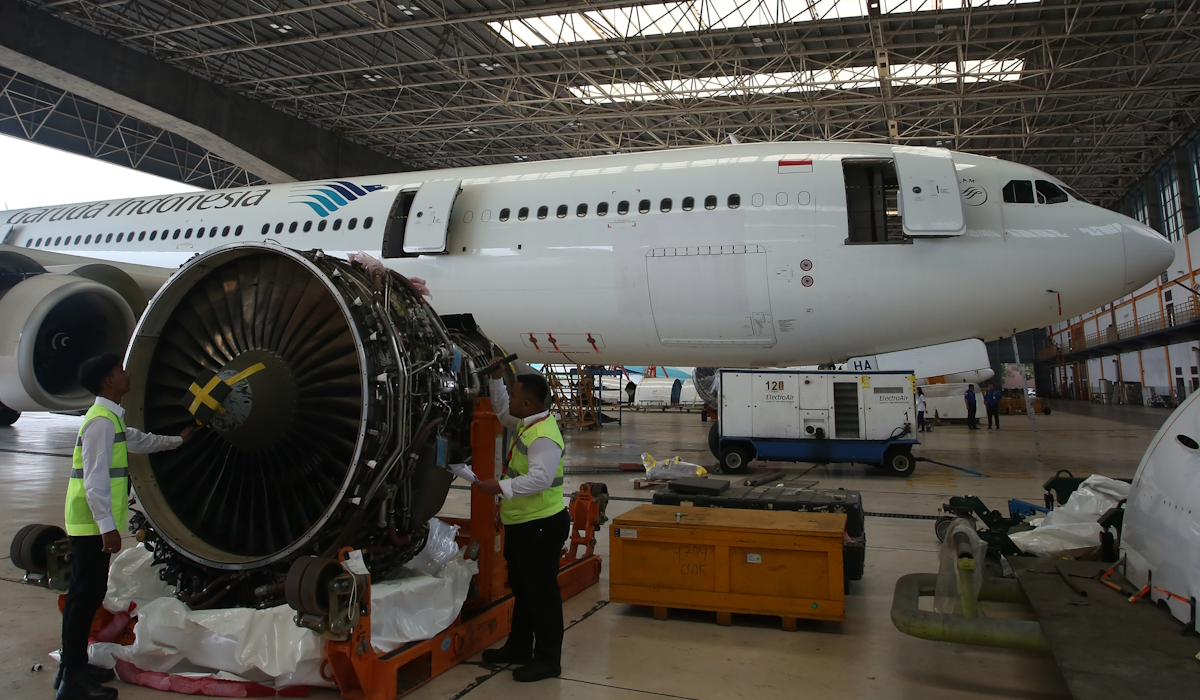 Pekerja dari Garuda Maintenance Facility (GMF) melakukan perawatan ruang kemudi pesawat Garuda Indonesia di Hanggar II GMF 