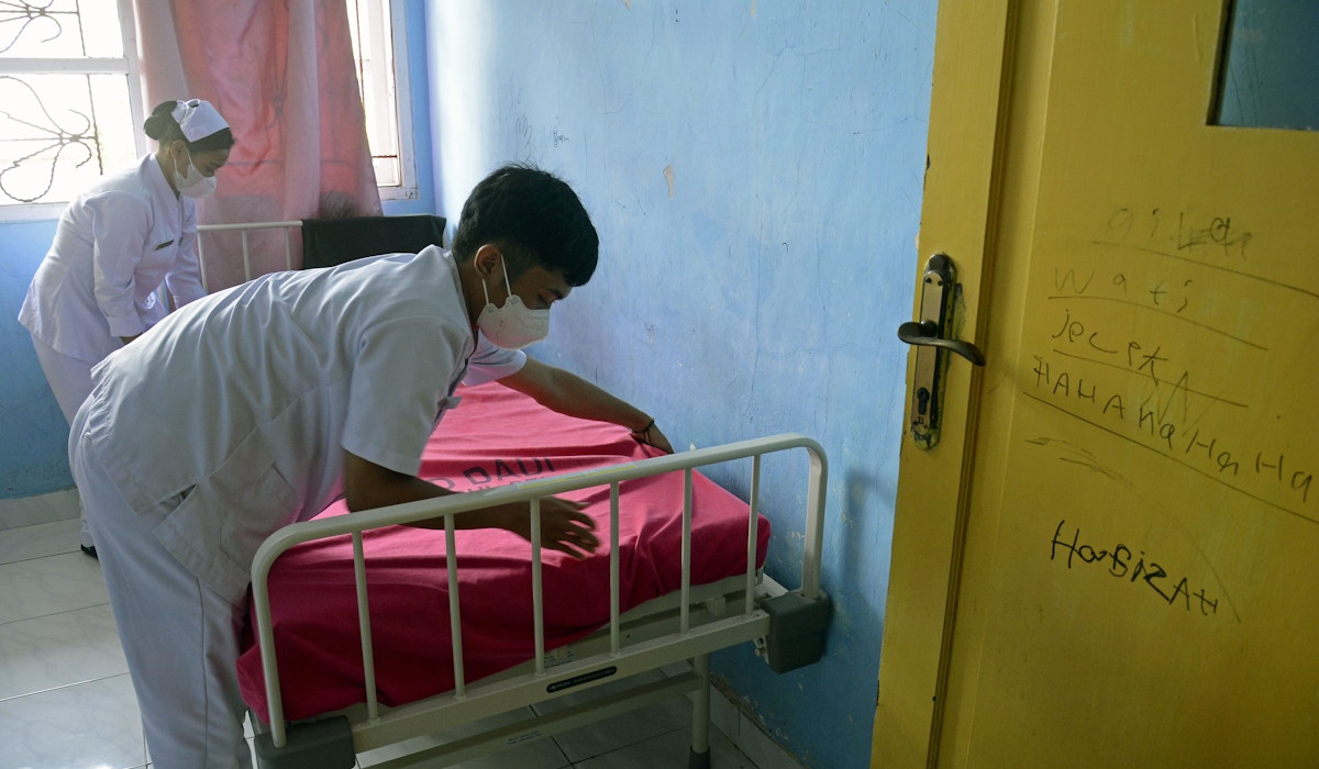 Perawat merapikan tempat tidur untuk pasien gangguan jiwa