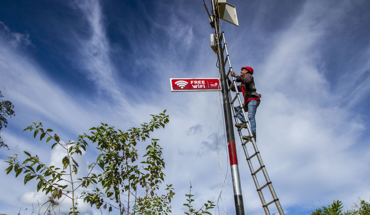 Ilustrasi: petugas PT Telkom memasang jaringan WiFi gratis di Lokasi Ibu Kota Negara (IKN) Nusantara