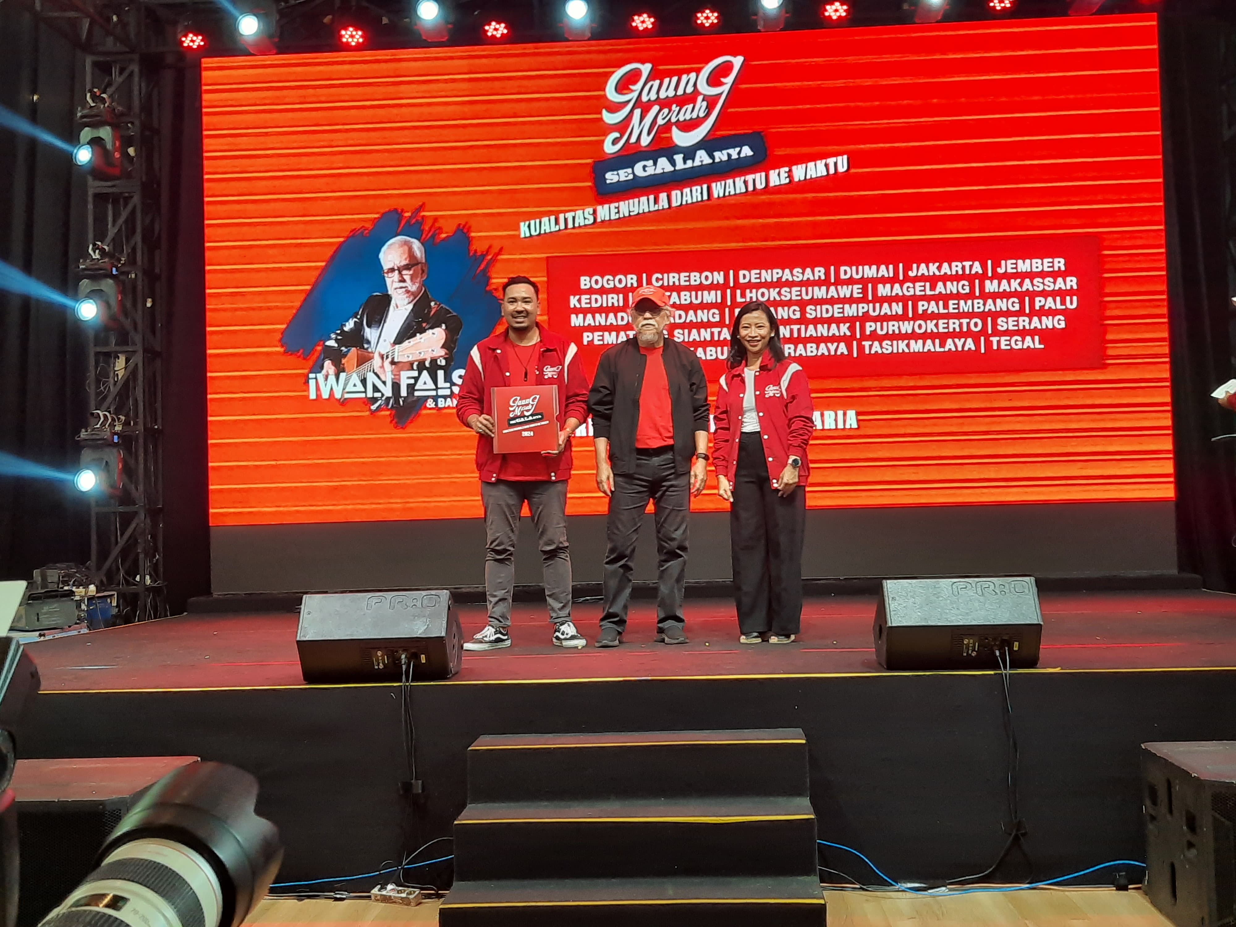 Iwan Fals (tengah) dalam acara Konferensi Pers Gaung Merah SeGALAnya, Kamis (30/5) di Pos Bloc, Jakarta.