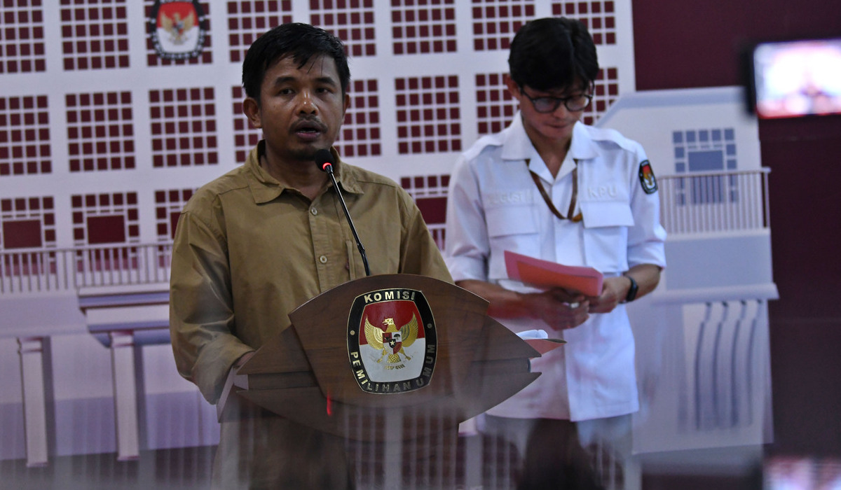 Anggota Komisioner KPU Idham Holik (kiri).
