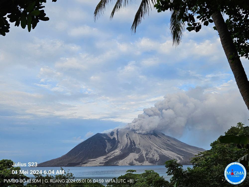 Aktivitas Gunung Ruang di Kabupaten Sitaro, Sulawesi Utara, masih tinggi
