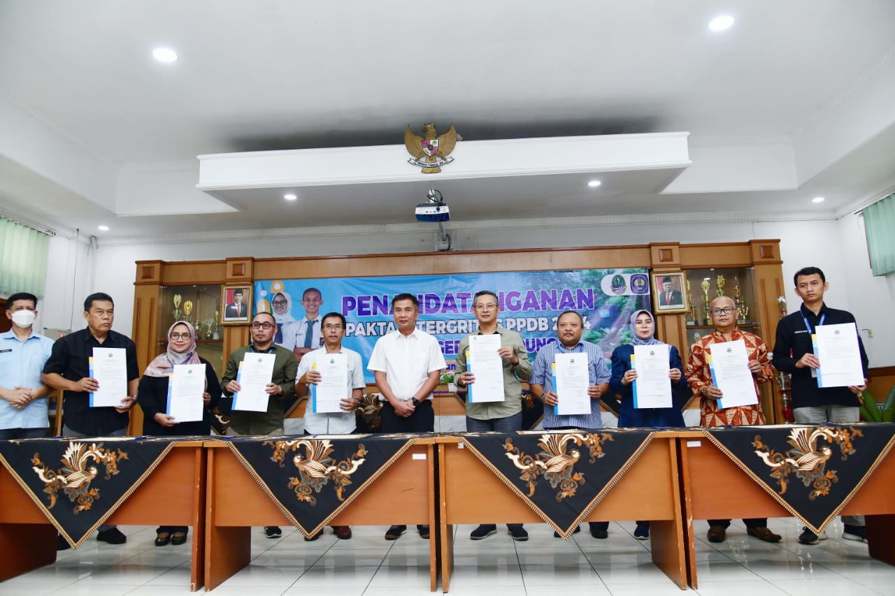 Para pemangku kepentingan PPDB Jawa Barat 2024 menandatangani pakta integritas