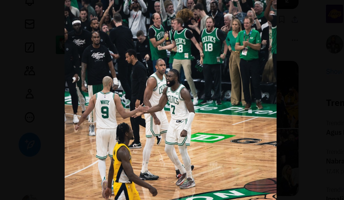 Para pemain Boston Celtics melakukan selebrasi usai mencetak poin di laga Final Wilayah Timur Playoff NBA melawan Indiana Pacers.