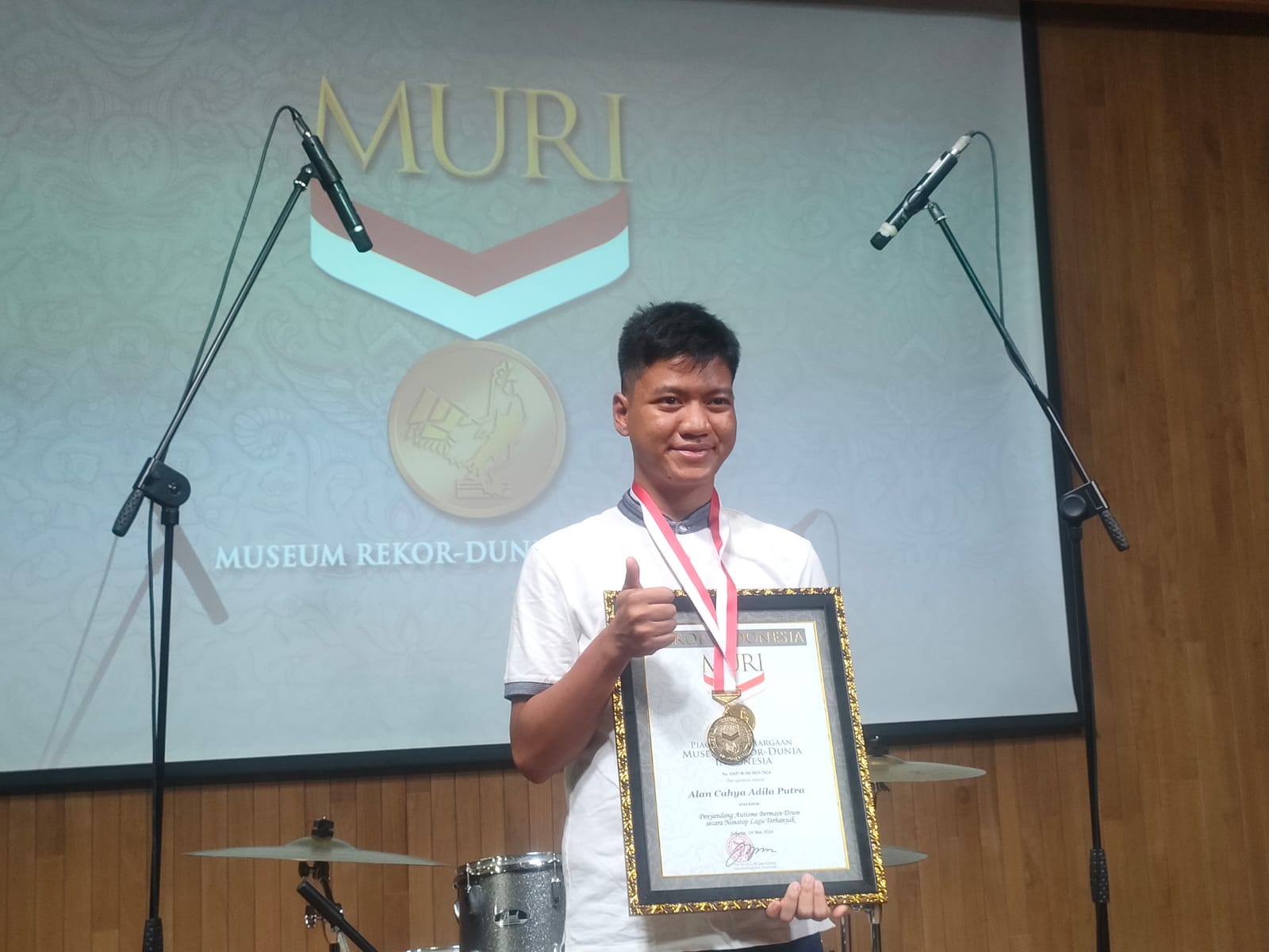 Alan Cahya Adila Putra seorang anak berkebutuhan khusus berhasil mencetak sejarah dengan memecahkan rekor MURI.