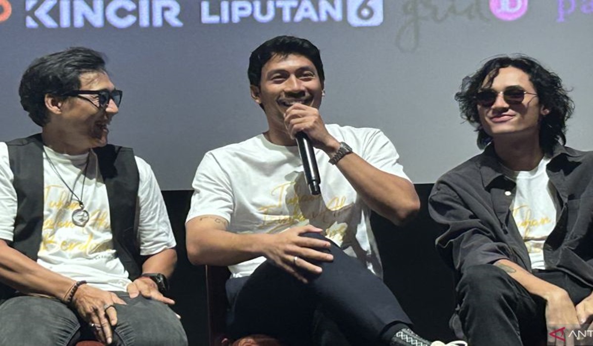 Aktor Andri Mashadi (tengah)