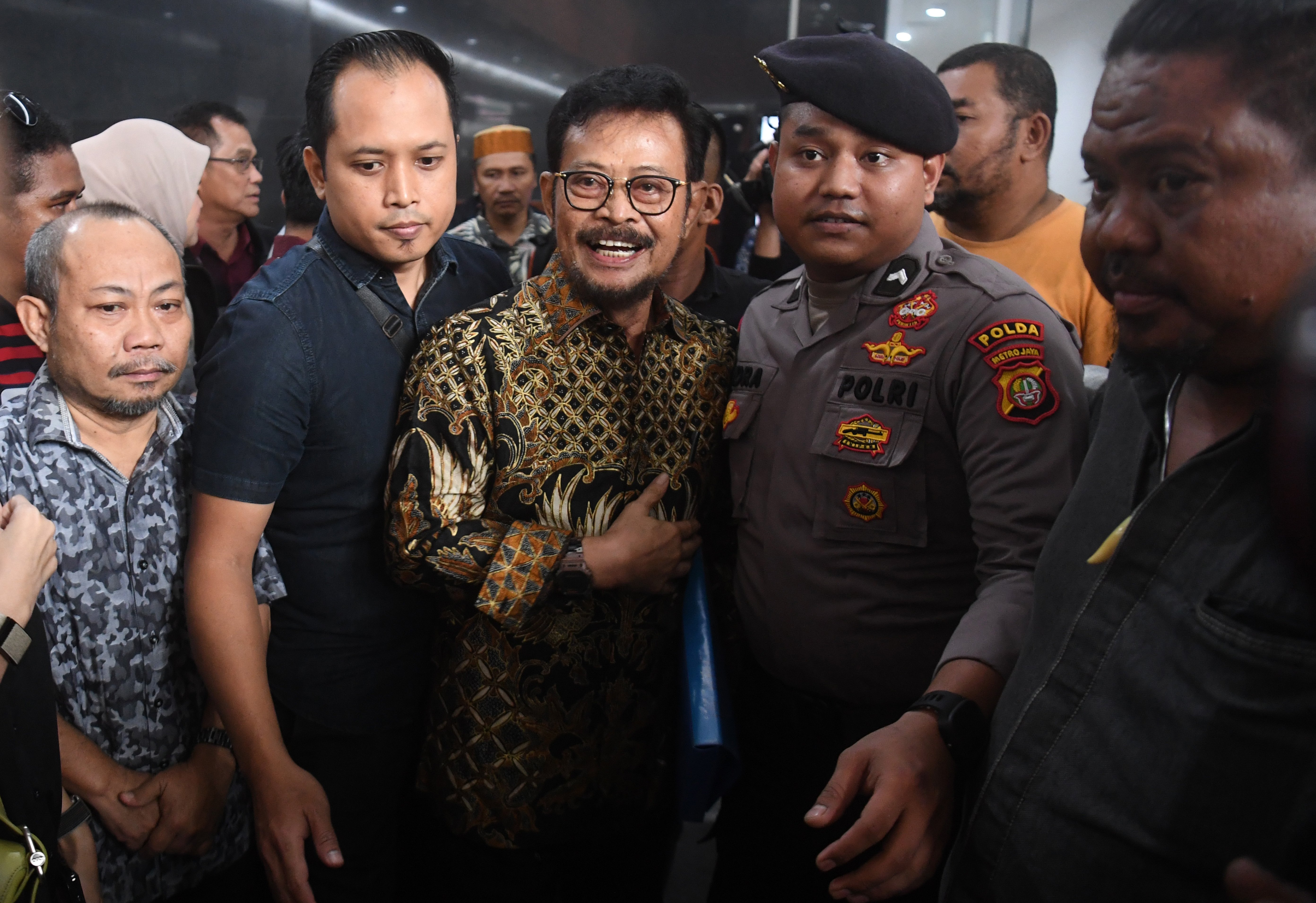Mantan Menteri Pertanian (Mentan) Syahrul Yasin Limpo (tengah)