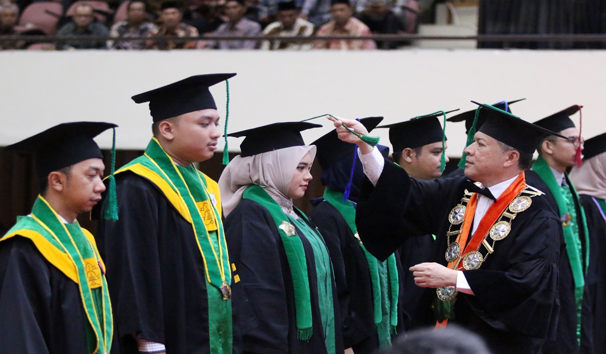 Rektor USK Prof Marwan, memindahkan kucir pada acara wisuda ke-161 USK di gedung AAC Dayan Dawood, Darussalam.