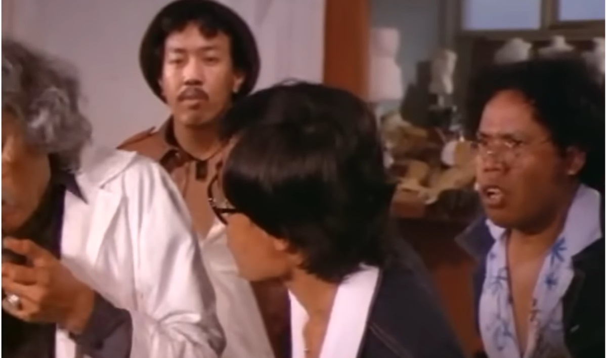Dorman Borisman (kanan) dalam cuplikan film Warkop DKI berjudul Manusia Enam Juta Dollar.
