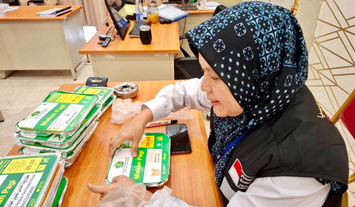 Petugs BPOM memeriksa sampel makanan jemaah haji