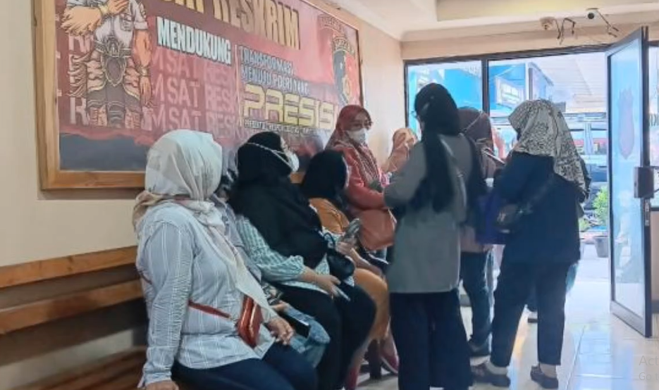 Sejumlah perempuan korban investasi emas bodong melapor ke Polres Metro Depok. 