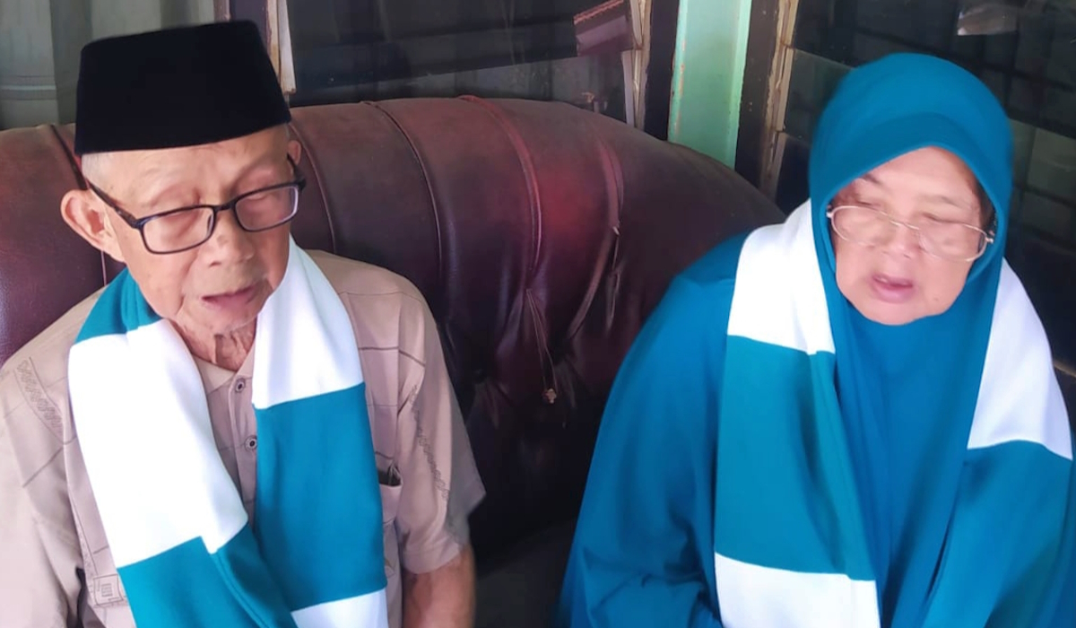 Iman Rakiman, calhaj tertua di Bandung Barat yang akan berangkat tahun ini dengan usia 94 tahun didampingi istrinya.