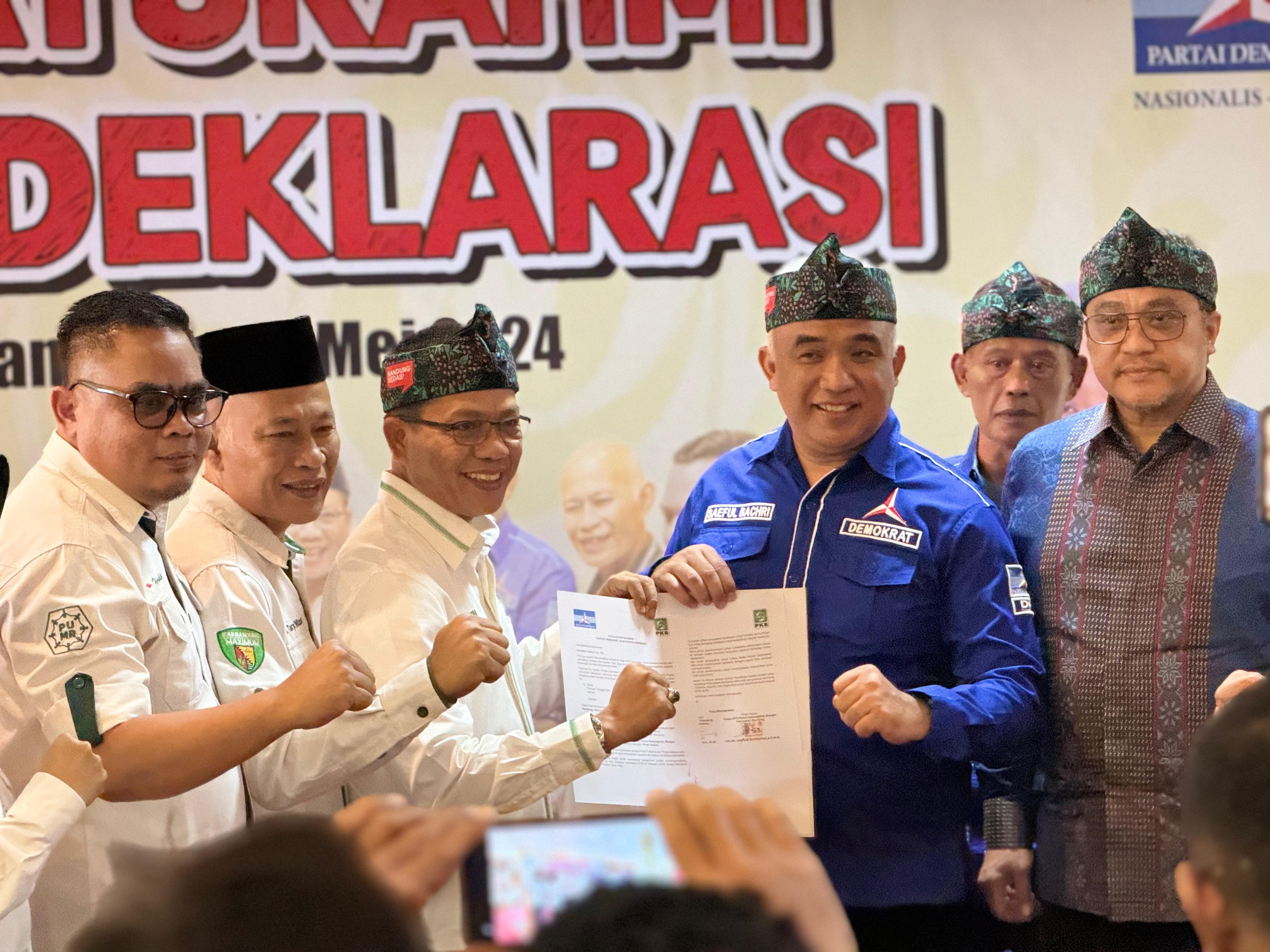 Pengurus PKB dan Partai Demokrat Kabupaten Bandung sepakat menandatangani deklarasi bersama. 