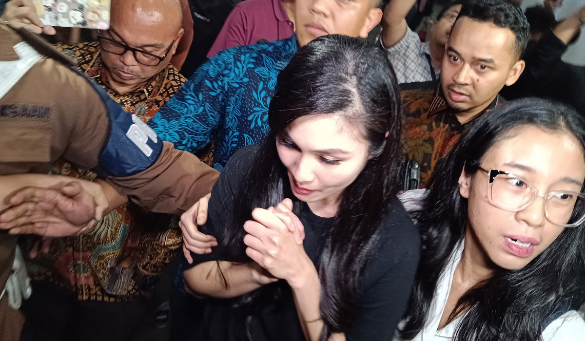 Artis Sandra Dewi berjalan keluar usai menjalani pemeriksaan di Gedung Kejaksaan Agung, Jakarta, Rabu 15 Mei 2024.