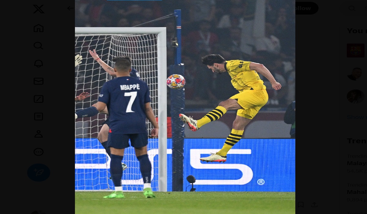 Pemain Borussia Dortmund Mats Hummels menyundul bola dalam laga leg kedua semifinal Liga Champions melawan PSG.