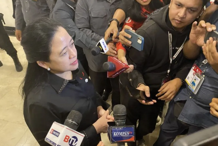 Ketua DPP PDI Perjuangan dan Ketua DPR RI Puan Maharani berbincang dengan wartawan di kegiatan Rakernas PDIP