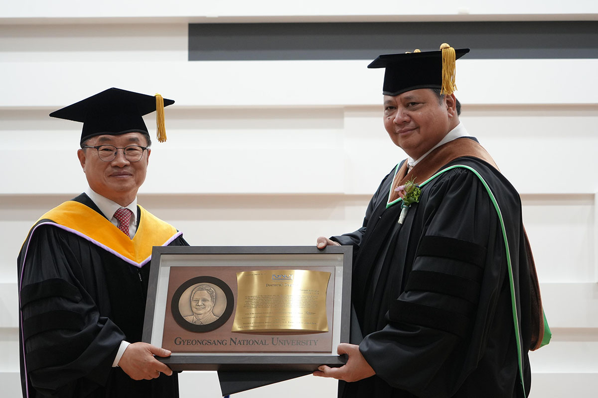 Menko Perekonomian Airlangga Hartarto (kanan) menerima Doktor Honoris Causa dari Gyeongsang National University (GNU). 
