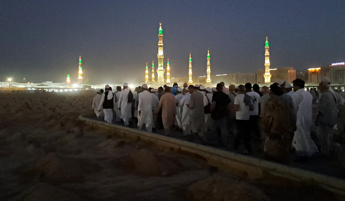 Jemaah haji mengunjungi makam Baqi di Madinah, Arab Saudi.