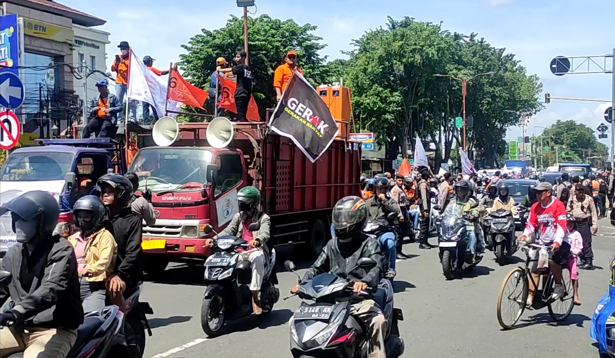 Mayday di Surabaya, buruh geruduk kantor gubernur Jatim