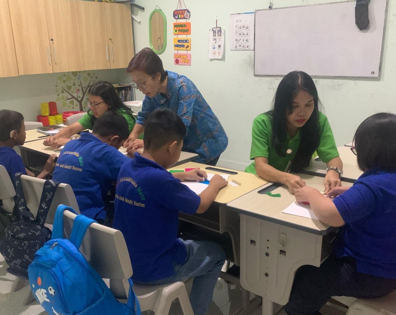 Anak-anak berkebutuhan khusus tengah belajar di Sekolah Khusus Anak Mandiri.