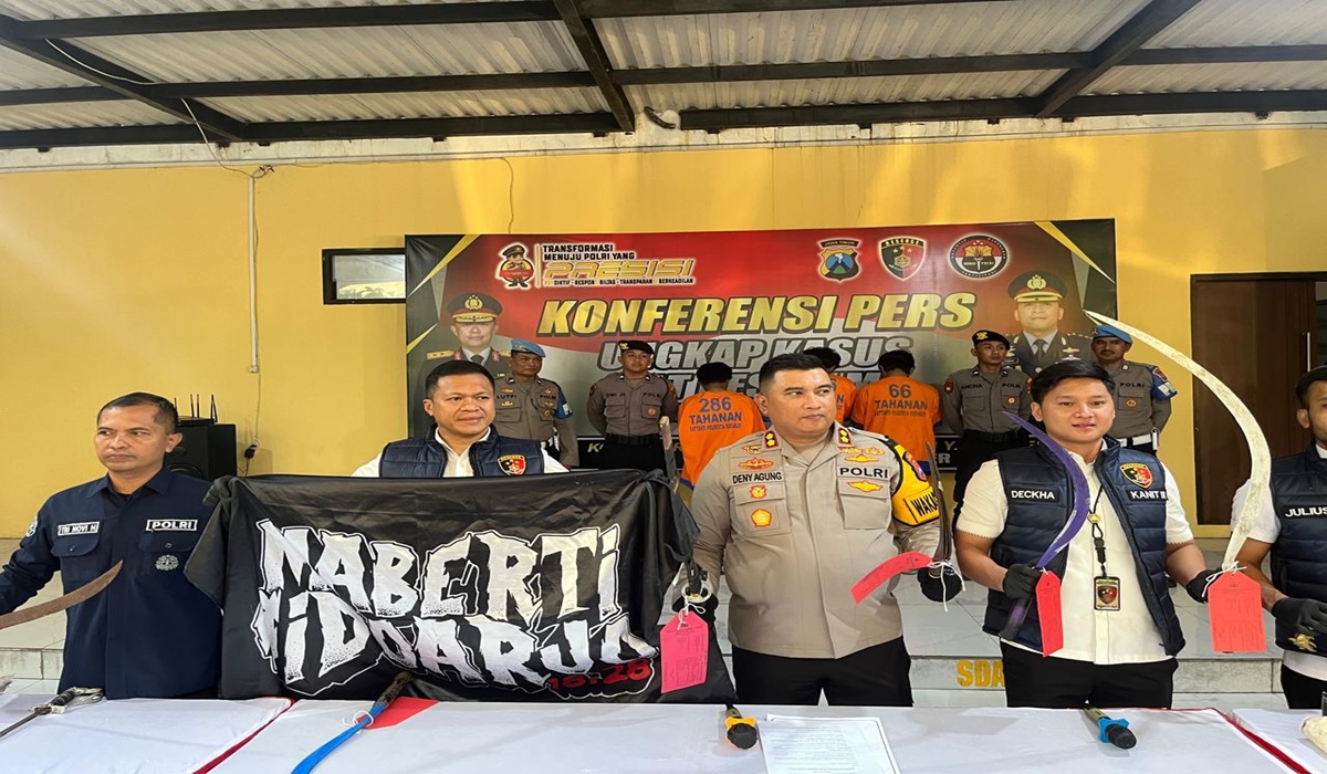 Polisi memamerkan senjata api yang disita dari sekelompok remaja yang berencana tawuran di Sidoarjo.