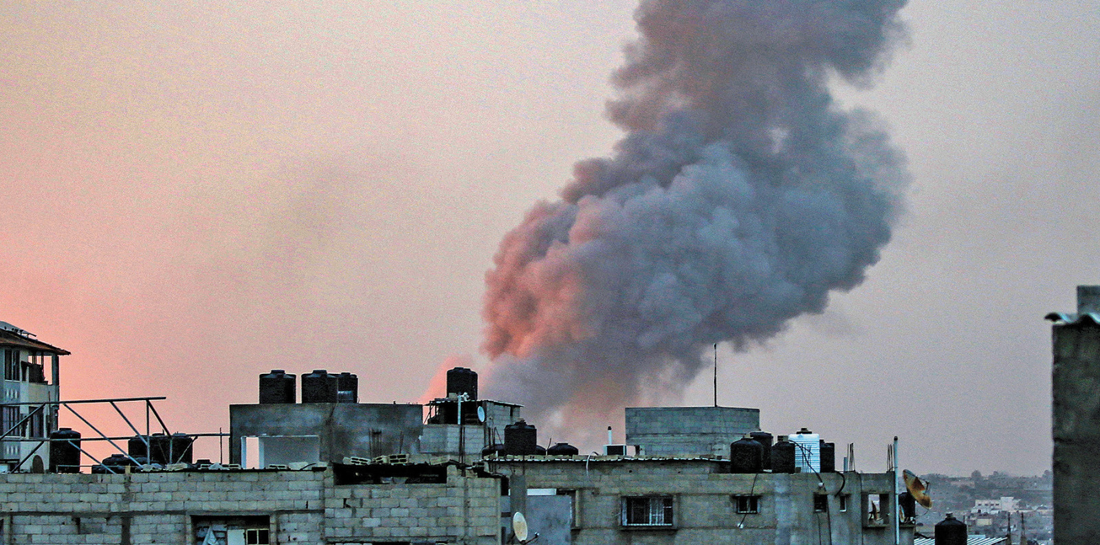 Asap mengepul di atas gedung-gedung saat Israel kembali menyerang Rafah di Jalur Gaza selatan, kemarin.