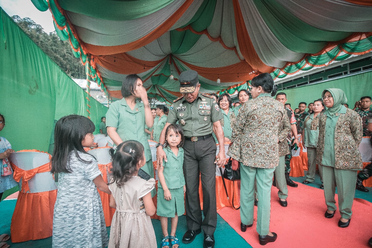 Brigjen Joao Xavier Barreto Nunes bersama masyarakat