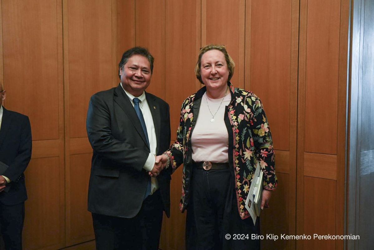 Menko Perekonomian Airlangga Hartarto berjabat tangan dengan Menteri Negara Inggris Untuk Indo-Pasifik Anne-Marie Trevelyan.